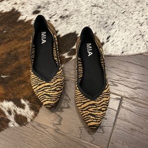 MIA Izzy Tiger Stripe Flyknit Pointy Toe Flats Size 6
